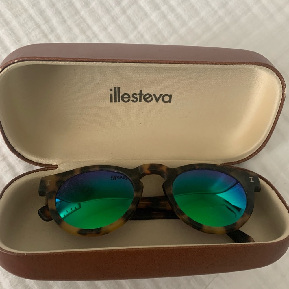 Like new Illesteva sunglasses!